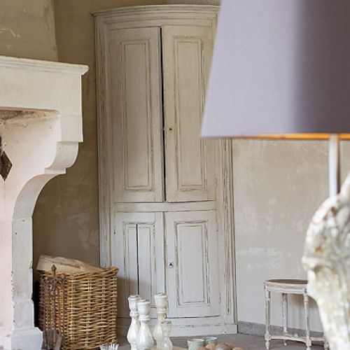 Proste dodatki w stylu rustykalnym na tle pałacowych mebli.