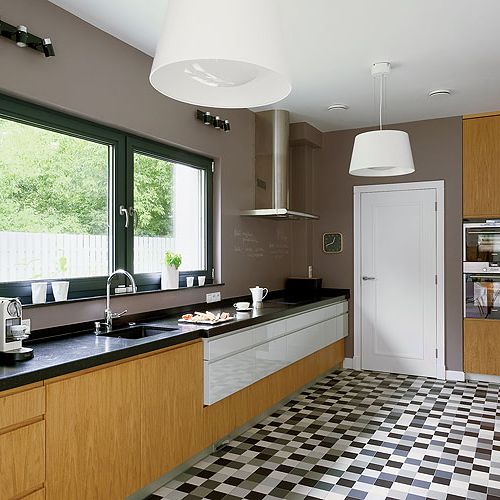 Proste szafki, stonowane kolory i ciekawa kolorystycznie podłoga.