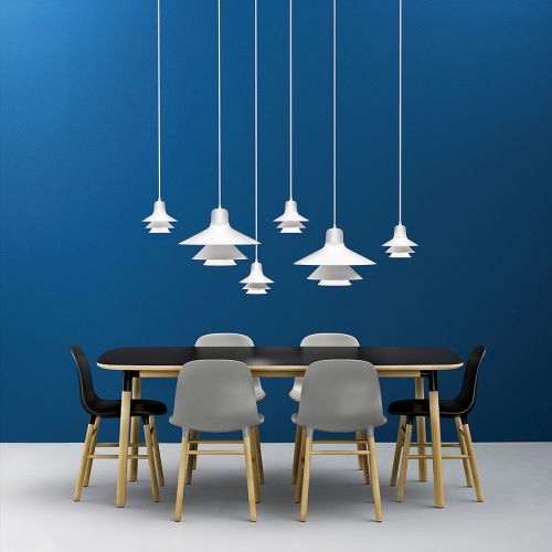 lampy nad stołem w jadalni