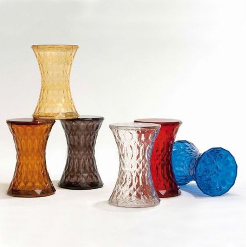 Prosty, linearny i symetryczny kształt przypominający klepsydrę 725 zł Kartell, www.atakdesign.pl