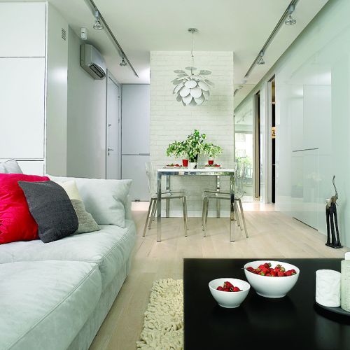 Prosty stół został zrobiony na zamówienie według projektu Hola Design. Krzesła Kuadra są ze sklepu Cube, lampa Doscoco -