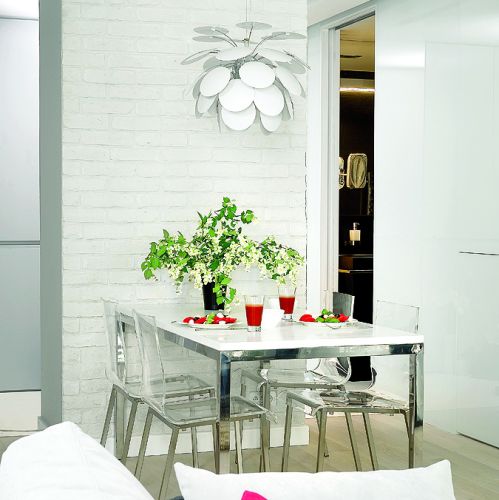 Prosty stół został zrobiony na zamówienie według projektu Hola Design. Krzesła Kuadra są ze sklepu Cube, lampa Doscoco -