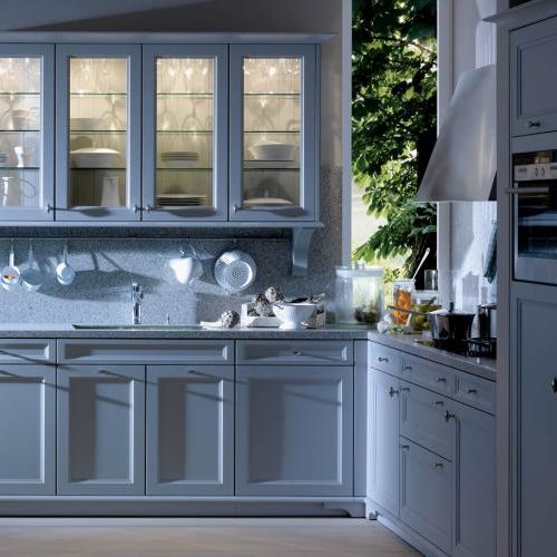 Prosty zlew i armatura idealnie pasują do oszczędnych w stylu mebli z kolekcji Beaux Arts firmy Siematic. Studio forma 96