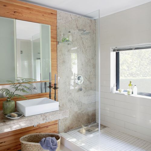 CIEKAWE ŁĄCZENIA, pod prysznicem zastosowano dwa rodzaje płytek i kamień.