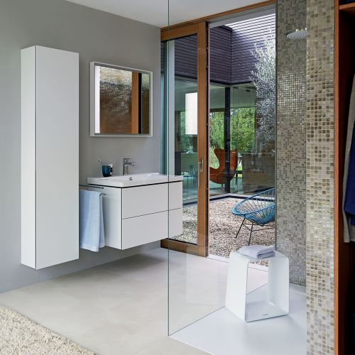 P3 COMFORTS, brodzik montowany na równi z podłogą, do tego kabina prysznicowa Open Space i stołek pod prysznic odporny