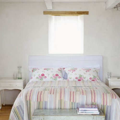 Przecierane meble nabiorą wyrazu, kiedy ozdobimy je malowidłem od szablonu.