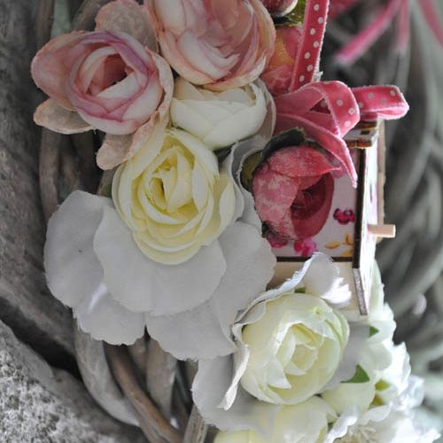 Przecierany, naturalny odcień wikliny pięknie komponuje się z różnorodnymi dodatkami w kolorze zgaszonego różu i