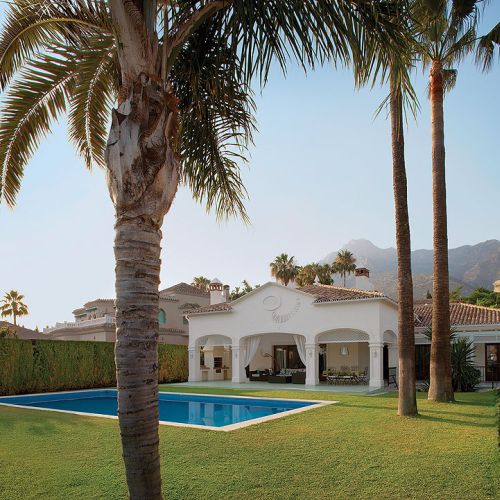 Przed domem basen. Śródziemnomorski dom na niepogodę