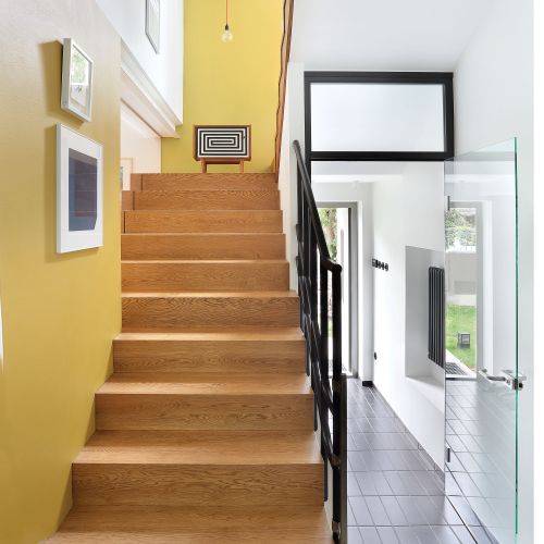 Przed remontem były tu dwa mieszkania, jedno na piętrze, drugie na parterze, i klatka schodowa z osobnymi wejściami.