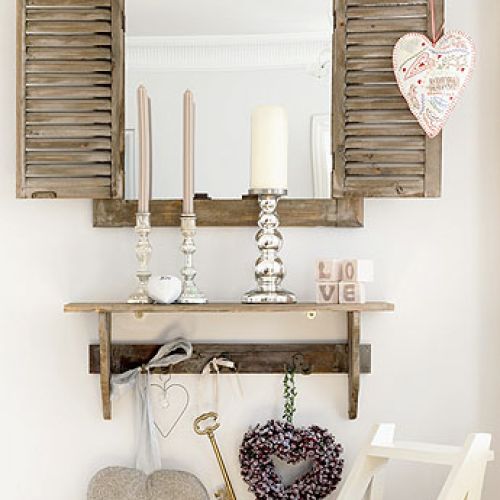 Przed remontem przygnębiająco wyglądały boazerie i malinowe czy zielone kolory na ścianach.