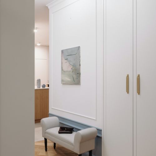 elegancki przedpokój w mieszkaniu nad morzem