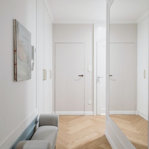 elegancki przedpokój w mieszkaniu nad morzem