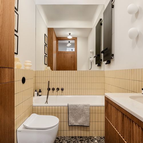 łazienka z drewnem w mieszkaniu w kamienicy