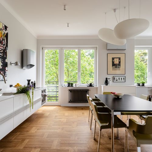 przedwojenna elegancja i współczesny design w mieszkaniu na Mokotowie