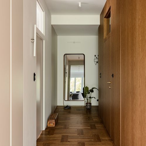 wąski przedpokój w mieszkaniu w kamienicy