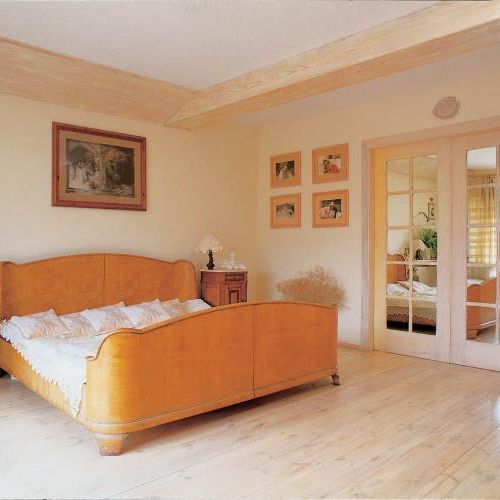 Przedwojenne łóżko podarowała ciocia. Nad nim portret gospodarzy namalowany przez Kazimierza.