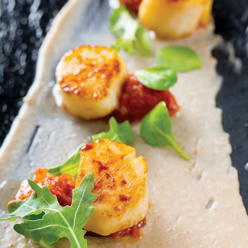 Przegrzebki z hummusem i dżemem z chili.