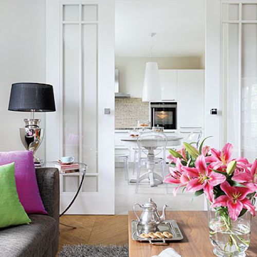 Przejście z salonu do kuchni. Zabawa z kolorami