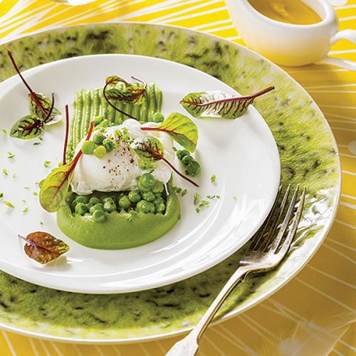 Jajo w koszulce z sosem holenderskim i puree ze szpinaku