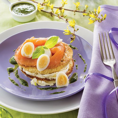 Bliny z amarantusem, wędzonym łososiem i pesto