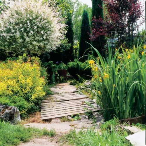 Przerzucone przez wodę mostki ze starych, nierównych desek przypominają wiejskie groble.