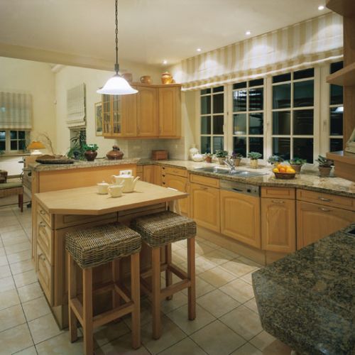 Przestronna kuchnia połączona jest z rodzinną jadalnią.