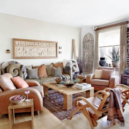 Przestronny salon zdobią etniczne dekoracje.