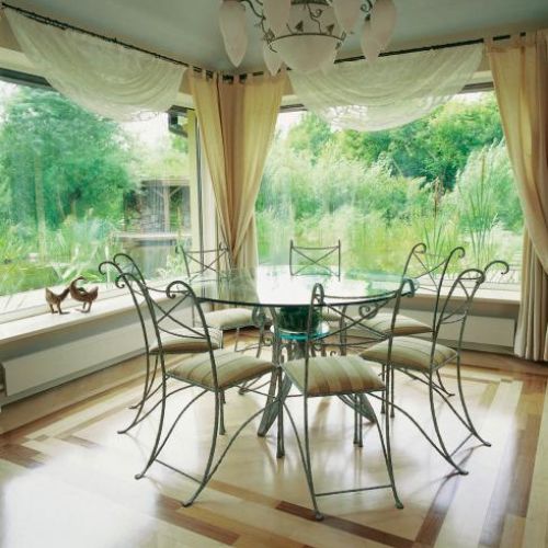 Przeszklone ściany umożliwiają podziwianie otaczającej przyrody nawet w chłodniejsze dni.