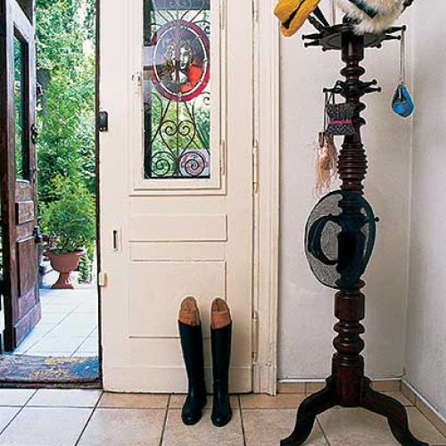 Przy drzwiach stoi dekoracyjny wieszak.