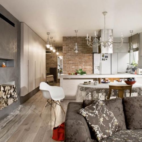 Przy jednym stole: stylowe krzesła z Rad- Polu i fotel Eames Plastic Armchair projektu Eamesów.