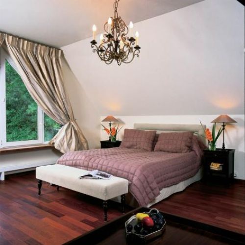 Przy łóżku stoi bankietka. Ze szlachetnym umiarem