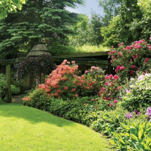 Przy okazji powstały nastrojowe zakątki: na przykład stół pod magnolią albo Piekiełko - wiata z dużym paleniskiem.