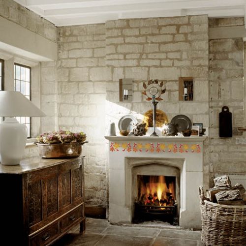 Przy pomocy szablonu pomalowany portal kominka.