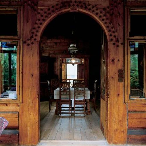 Przy stole stoją rzeźbione krzesła. Siła Ornaku