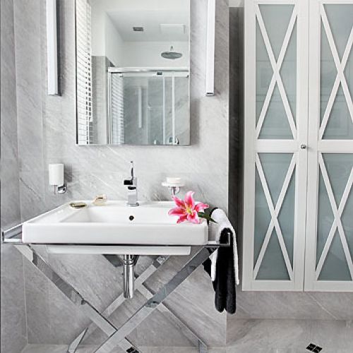 Przy sypialni, urządzona ceramiką Keramag, meble zaprojektowała architektka.