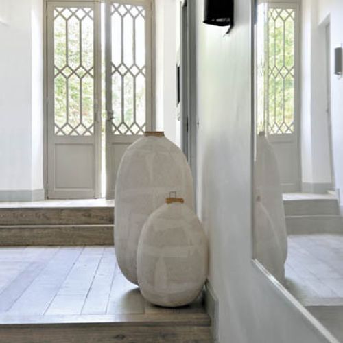 Przy wejściu stoją papierowe lampy słynnej Paoli Navone.