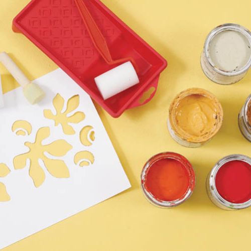 Przybory do malowania: farby: brązowa, czerwona (jasna i ciemna), żółta i szara, szablon i tampony z gąbki.