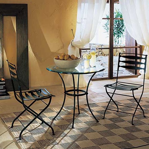 Przyda się na taras: stolik Prado z kryształowym blatem i krzesła Scilla. Cena kompletu - 315 euro. CANTORI