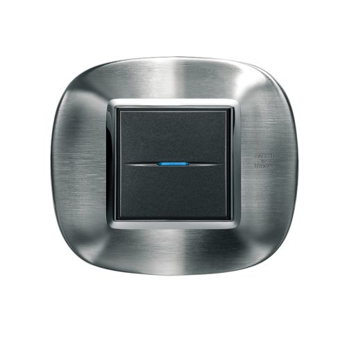 Przykład włącznika z kolekcji Axolute. Zdjęcie: Legrand