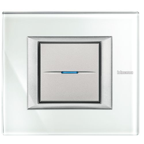 Przykład włącznika z kolekcji Axolute. Zdjęcie: Legrand