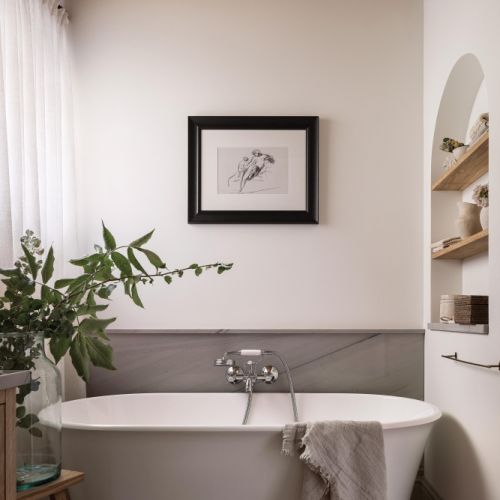 przytulna łazienka szara z drewnem