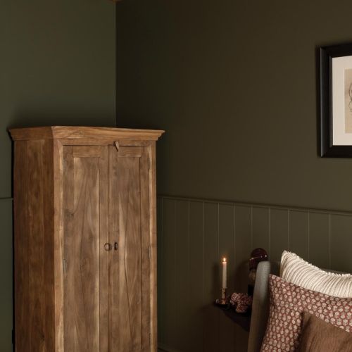 przytulna sypialnia w ciemnych kolorach