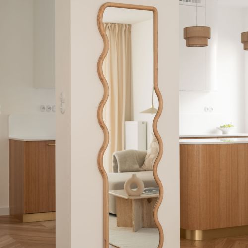 przytulne mieszkanie w bloku w bieli i drewnie