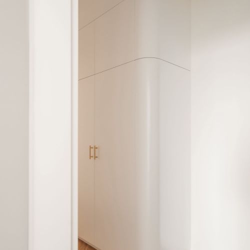 przytulne mieszkanie w bloku w bieli i drewnie