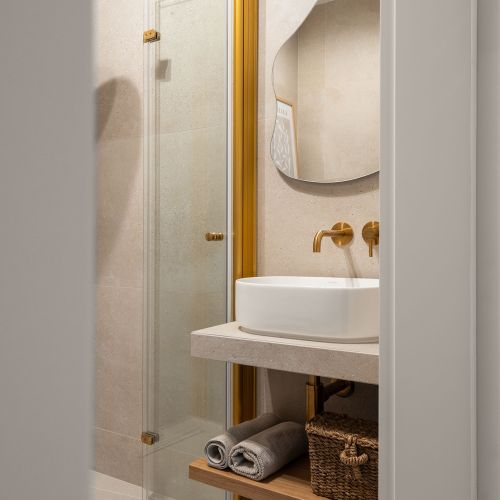 beżowa łazienka z drewnem