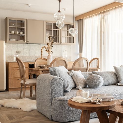 salon z kuchnią i jadalnią w przytulnym górskim stylu