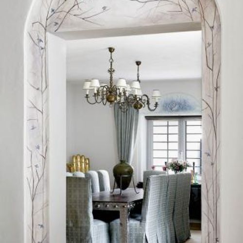 Ptaki wzorowane na rzeźbach Soriano – namalowane wokół drzwi.