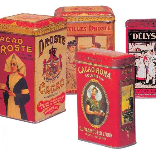 Puszki na kakao zdobione scenkami rodzajowymi.