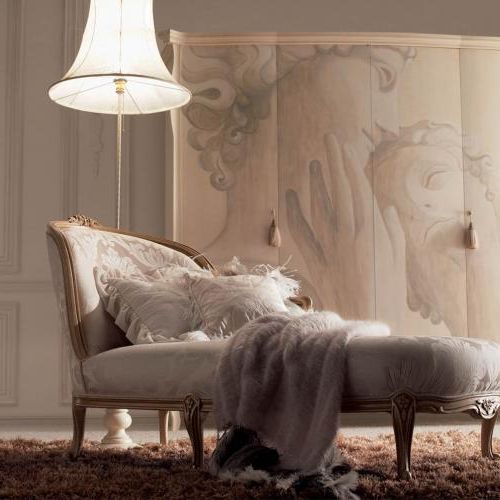 Rama drewniana,rzeźbiona, do wyboru: lakierowana, pokryta srebrną lub złotą folią. Kosztuje od 2983 euro. STUDIO ITALIA