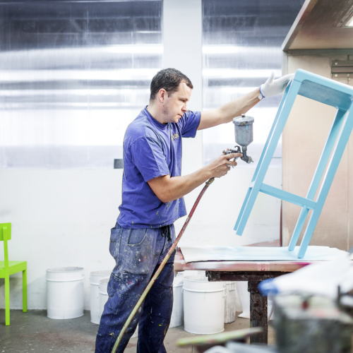 Ręczne malowanie krzesła TON. Mistrzowsko gięte krzesła TON